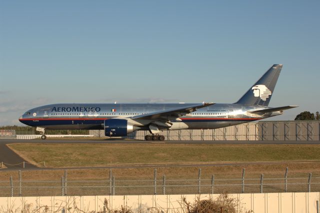 Boeing 777-200 (N745AM) - Taxing at Narita Intl Airport on 2006/12/30