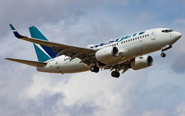 Boeing 737-700 (C-FWSX)