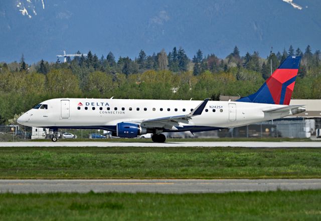 Embraer 175 (N242SY)