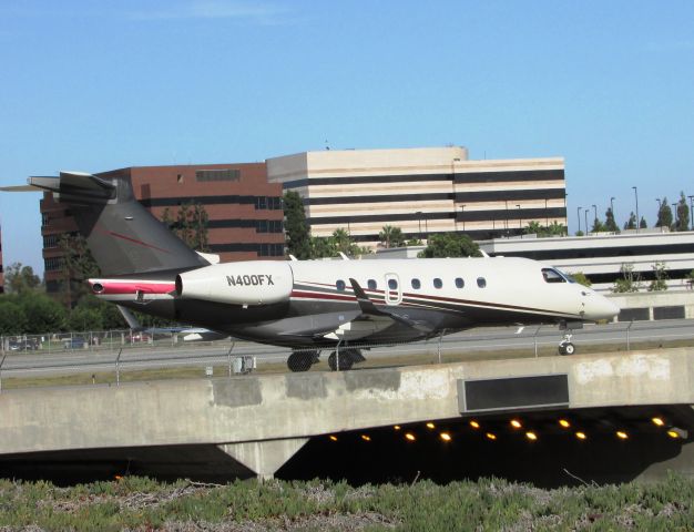 Canadair Challenger (N400FX) - Taxiing to RWY 30