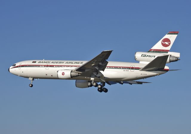 McDonnell Douglas DC-10 (S2-ACS) - Biman Bangladesh Airlines - Boeing 767-322ER C/N 25285/341 - S2-ACS - Final to runway 25R at Brussels - 2005-Jan-16.