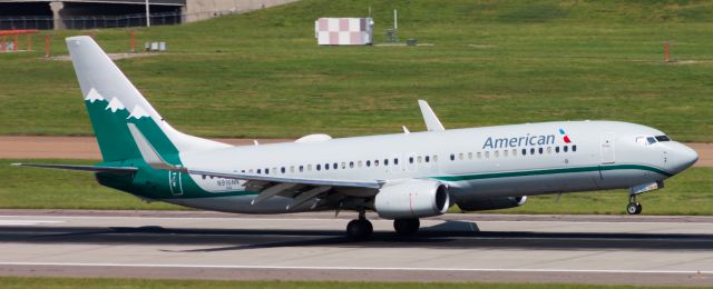 Boeing 737-800 (N916NN) - Reno Air Retro livery lands on runway 18C after a short flight from Dallas Fort Worth