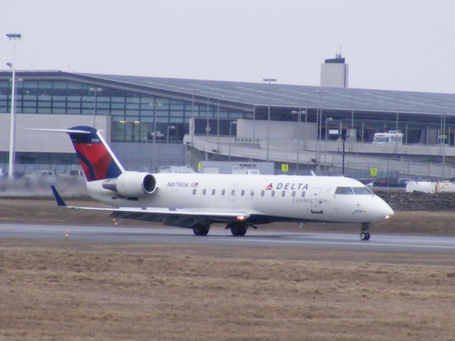 Canadair Regional Jet CRJ-200 (N8790A) - overcast day