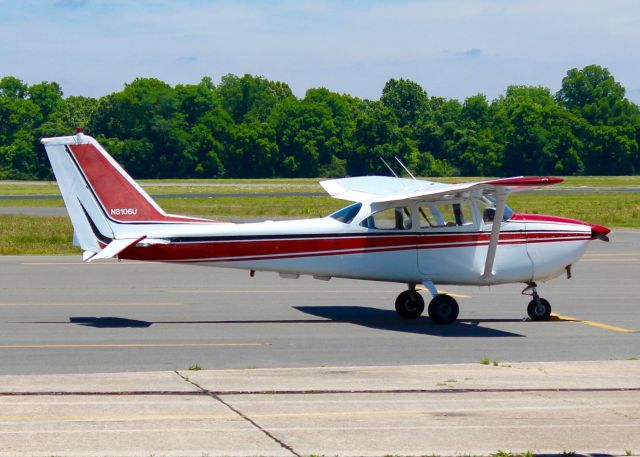 Cessna Skyhawk (N8106U) - At Downtown Shreveport.