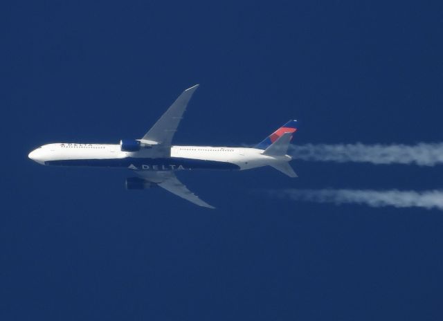 BOEING 767-400 (N826MH)