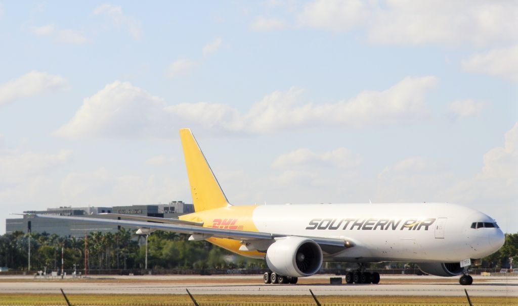 BOEING 777-200LR (N777SA) - Look at the"Wide Chord"Fan blades"In the GE90