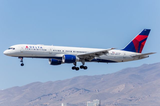 Boeing 757-200 (N676DL) - Delta 2542 on short final 16L from Atlanta