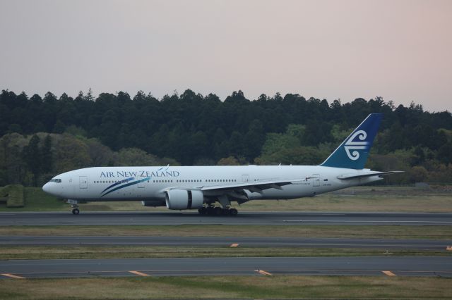 Boeing 777-200 (ZK-OKA)