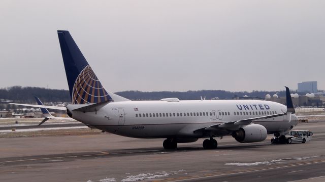Boeing 737-800 (N14250)