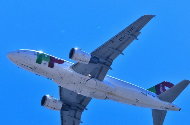 Airbus A319 (CS-TTF) - Approaching just over my balcony... 2008