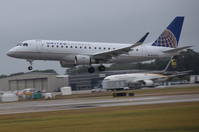 Embraer 175 (N750YX)