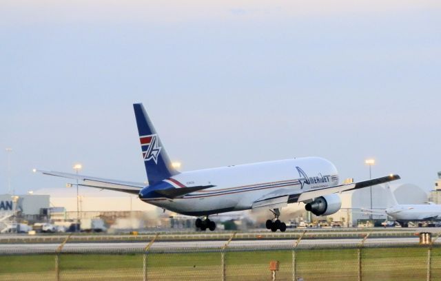 BOEING 767-300 (N396CM)