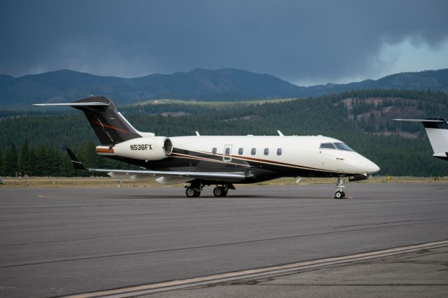 Bombardier Challenger 300 (N536FX) - LXJ536