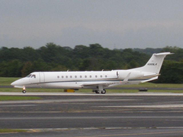 Embraer ERJ-135 (N909LX)