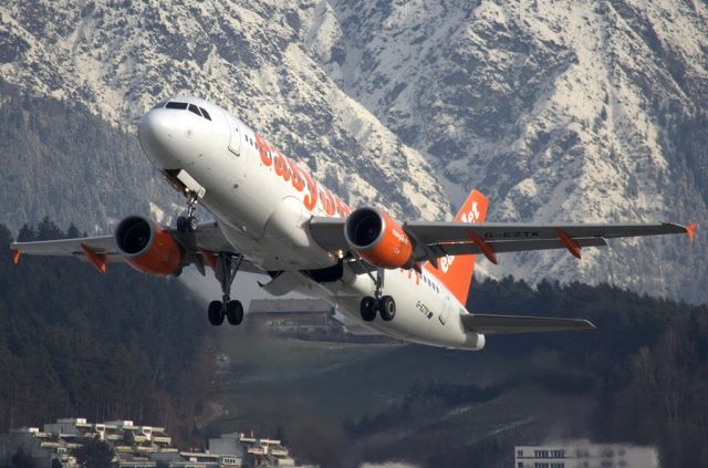 Airbus A320 (G-EZTK)