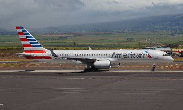 Boeing 757-200 (N204UW)