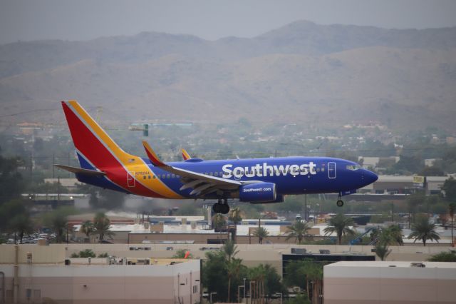 Boeing 737-700 (N7824A)