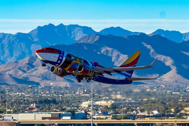 Boeing 737-700 (N280WN) - Southwest Airlines 737-700 in Florida One special livery taking off from PHX on 11/11/22. Taken with a Canon R7 and Tamron 70-200 G2 lens.