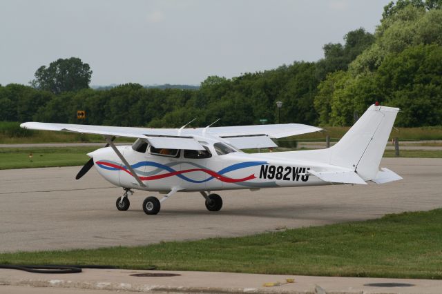 Cessna Skyhawk (N982WU) - 1998 Cessna 172 getting ready to take off from Ottawa Executive Airport