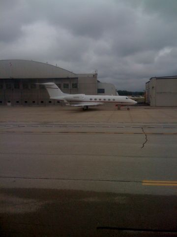 Gulfstream Aerospace Gulfstream IV (N451DC) - Dow Chemicals G-IV waiting on passengers.