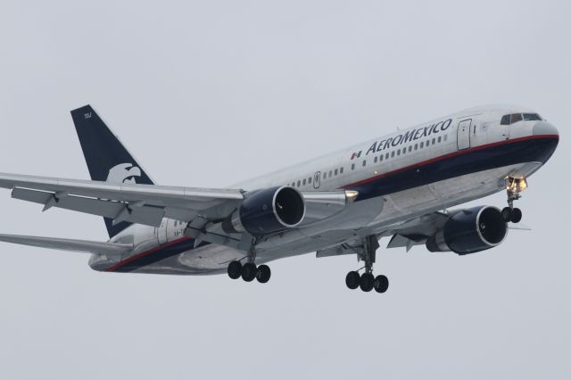 XA-TOJ — - Aeromexico now flies into London Heathrow on a regular service. Here we see a B767-200ER on approach to a snow covered London Heathrow.