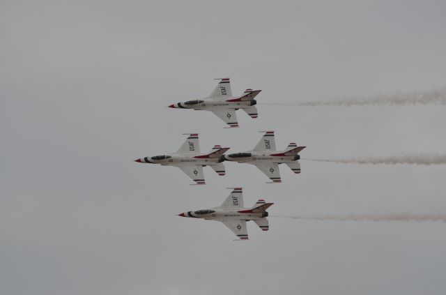 Lockheed F-16 Fighting Falcon — - USAF Thunderbirds at the 2015 Airsho in Midland, TX