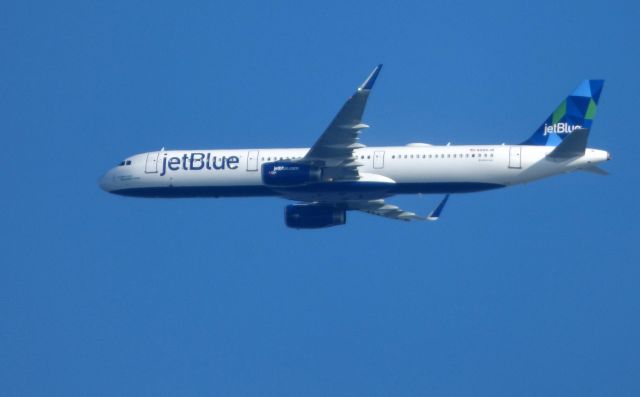 Airbus A321 (N986JB) - Shown here is a jetBlue Airbus A321 a few minutes until it lands in the Autumn of 2017.