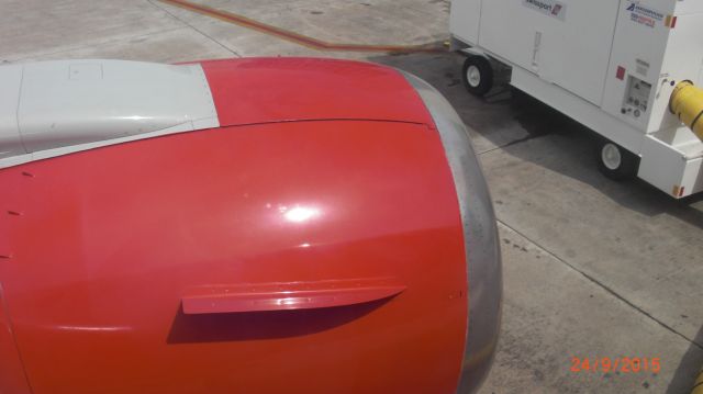 BOEING 737-400 (YV-3012) - MIA GATE F5