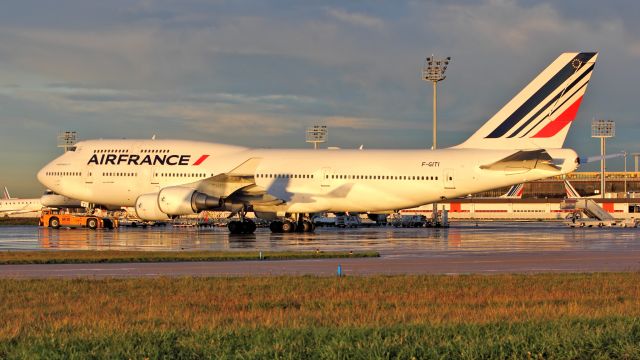 Boeing 747-400 (F-GITI) - Shot on the tarmac at Orly West at the end of the day.