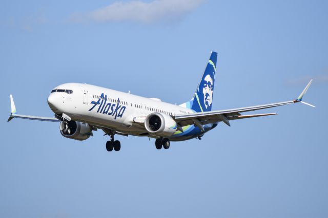 Boeing 737 MAX 9 (N985AK)