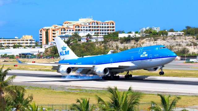 Boeing 747-400 (PH-BFL) - KLM landing at TNCM them days!!!