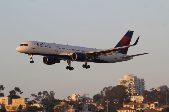 Boeing 757-200 (N712TW)