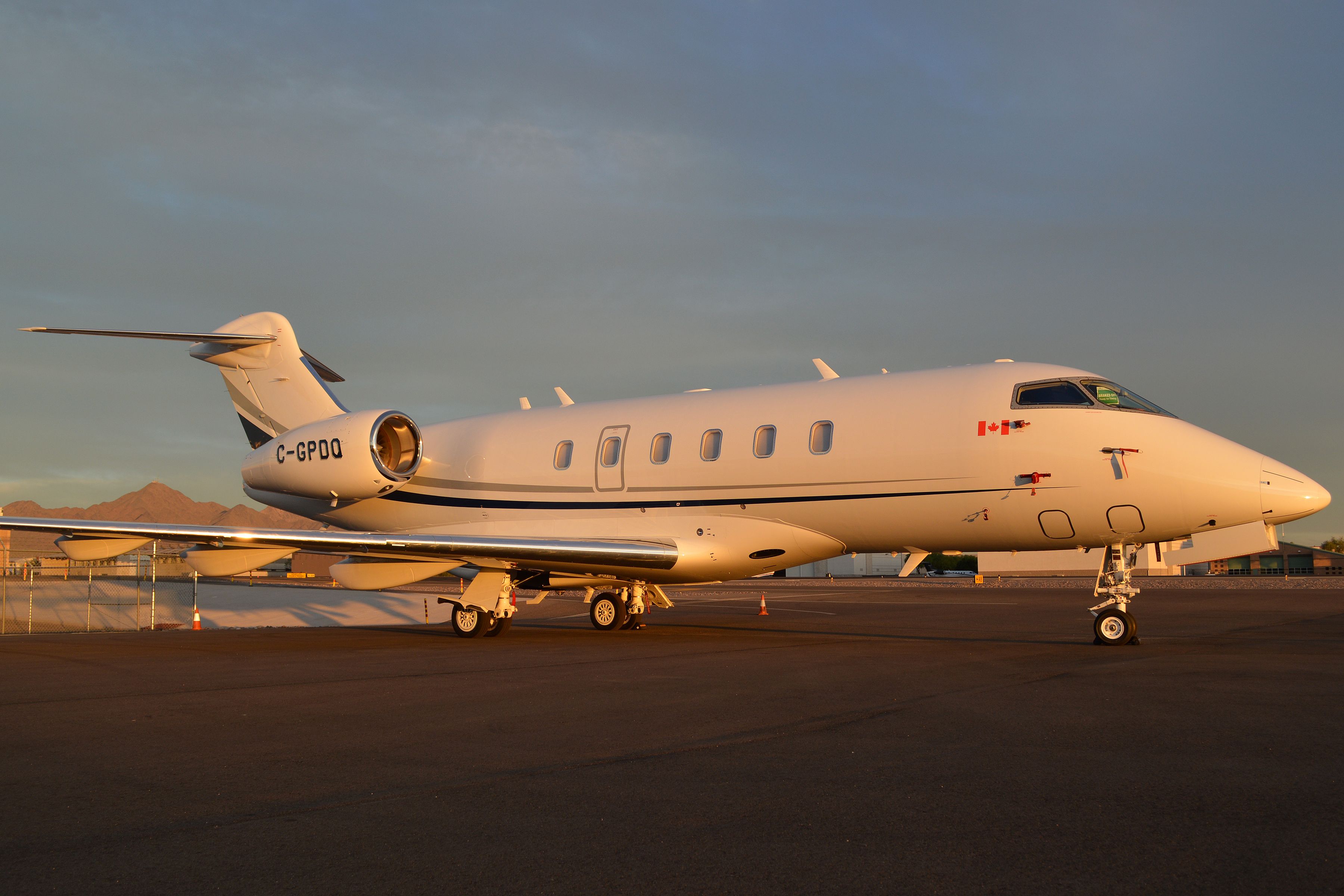 Bombardier Challenger 300 (CNK821)