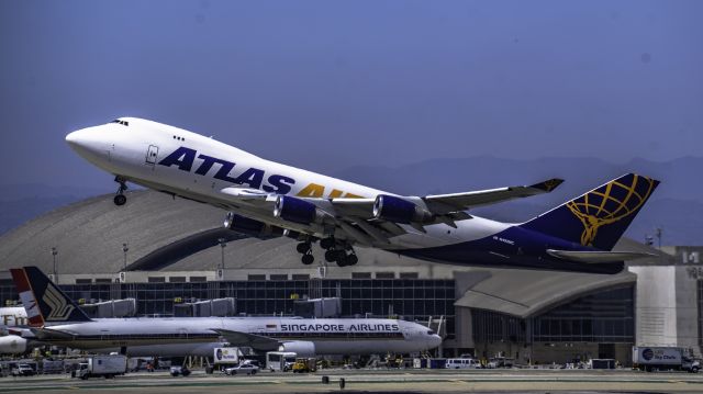 Boeing 747-400 (N492MC)