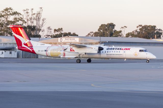 de Havilland Dash 8-400 (VH-QOI) - QantasLink (VH-QOI) Bombardier DHC-8-402Q taxiing at Wagga Wagga Airport.
