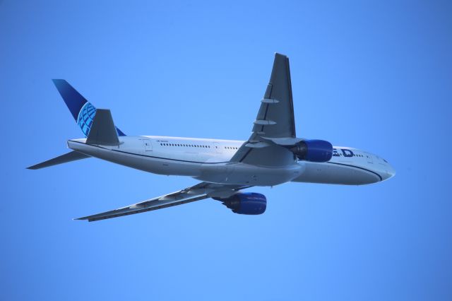 Boeing 777-200 (N213UA)