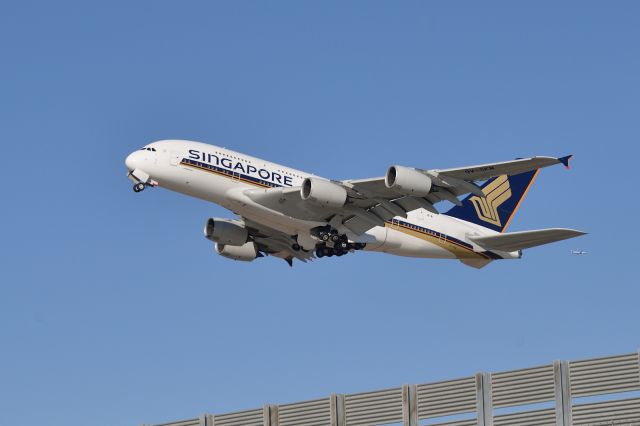 Airbus A380-800 (9V-SKM)