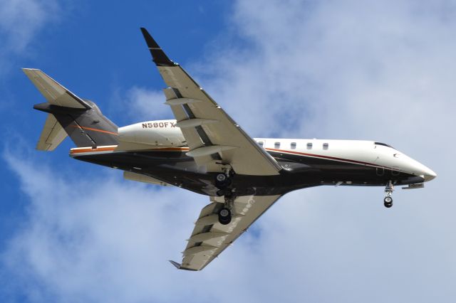 Bombardier Challenger 300 (N580FX) - CHALLENGER INVESTOR GROUP LLC "Flexjet" on final at KCLT - 10/8/18