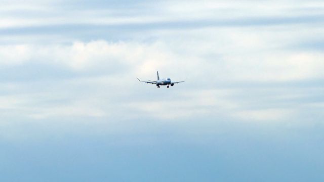 EMBRAER 175 (long wing) (N744YX)