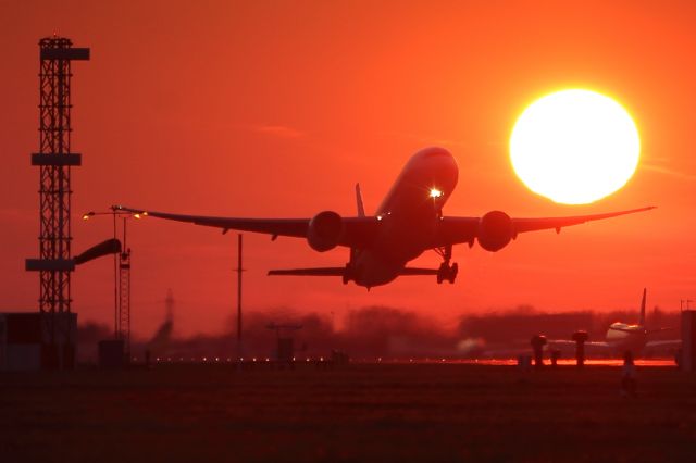 — — - Departing runway 09R, LHR.