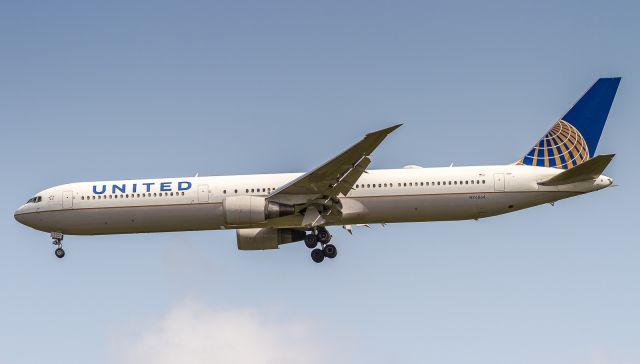 BOEING 767-400 (N76064) - United 141 arrives into KIAD from Barcelona