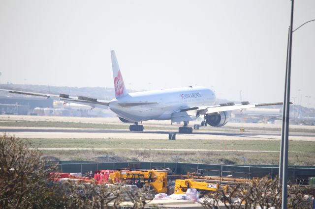 BOEING 777-300ER (B-18003)