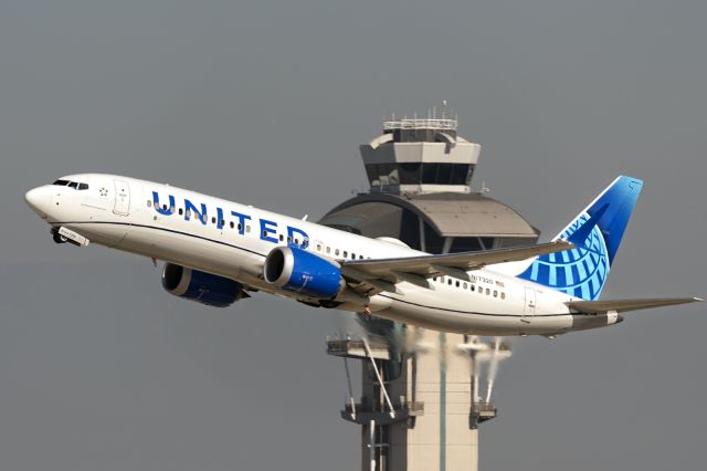 Boeing 737 MAX 8 (N17320) - 11th November, 2024: Buzzing the iconic tower at LAX! 