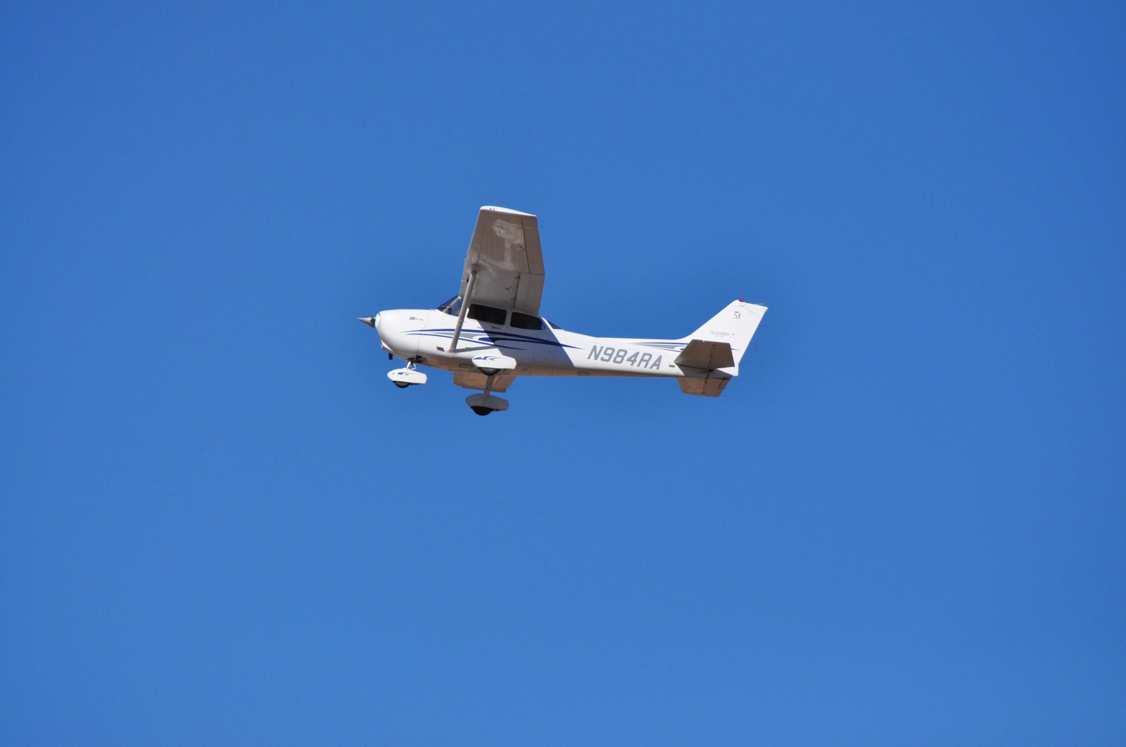 Cessna Skyhawk (N984RA) - Departing runway 20 @ KCDC