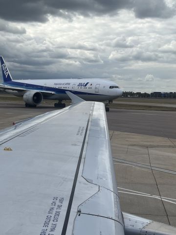 Boeing 777-200 —