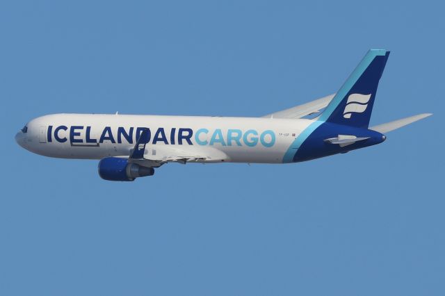 BOEING 767-300 (TF-ISP) - 'Iceair 720' to Reykjavik taking off on 31L