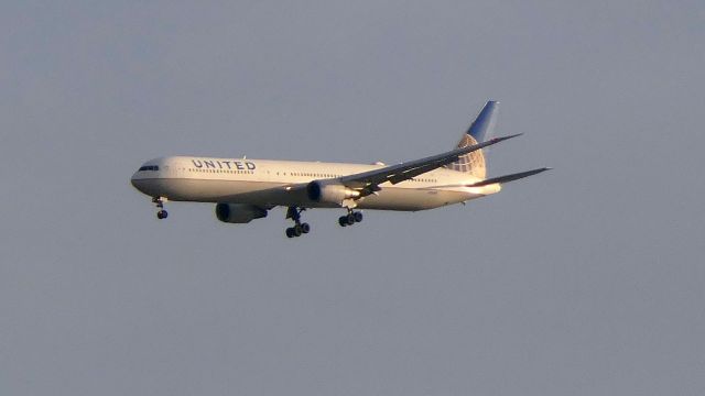 BOEING 767-400 (N76062)