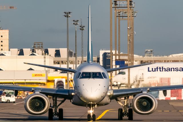 Embraer ERJ-190 (I-JENE)