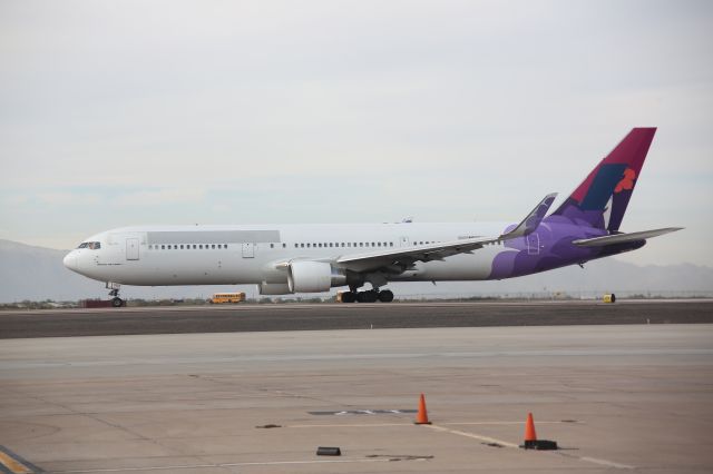 BOEING 767-300 (N582HA)