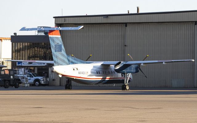 de Havilland Dash 8-100 (N814EX)